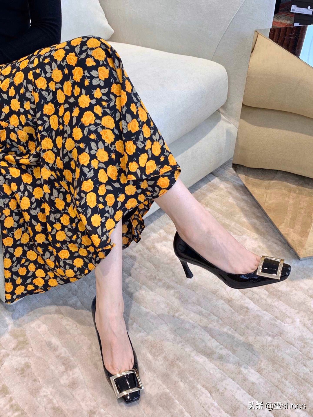 rv和cl哪个更高端,rv和ysl高跟鞋