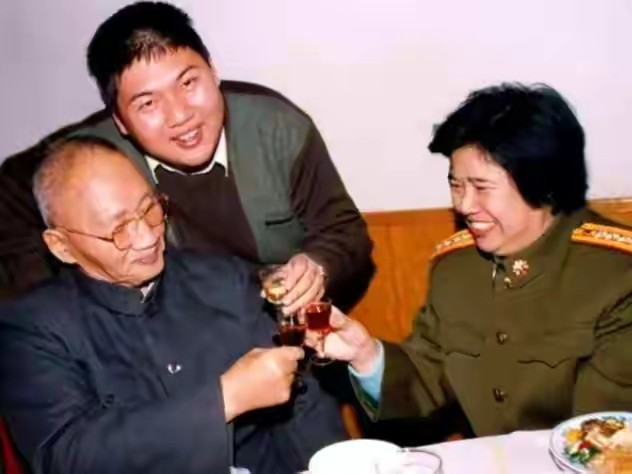 毛主席的唯一孙媳妇刘滨,26岁嫁给*新宇毛**,邵华:你应该去读书