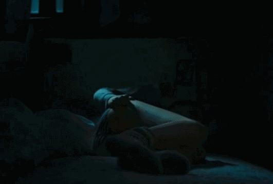 手脚干裂皮肤又厚又痒怎么办,冬天手脚干裂起皮怎么治疗