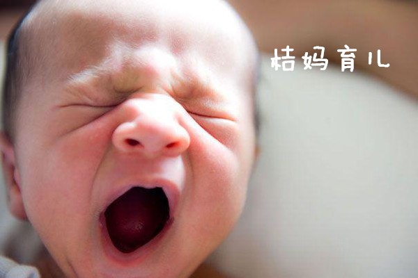 三个月的婴儿哄睡总一惊一惊,3个月宝宝醒着总是一惊一乍的