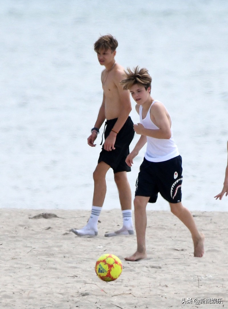 又胖了？小七沙滩踢足球比17岁哥哥腿还粗，太胖跑不动被球砸脸