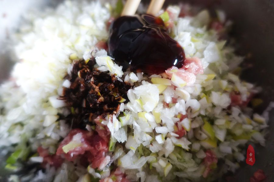 懒笼比包子、饺子都省事，盘在笼屉中，蒸熟后切开，家人分着吃