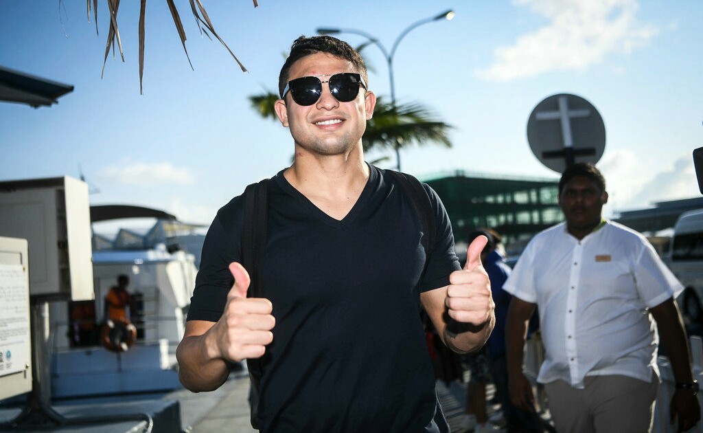 国足郑智穿西装照片,艾克森晒与郑智张琳芃合影