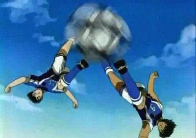 足球小将友谊赛大空翼快速破门,足球小将倒挂金钩射门视频