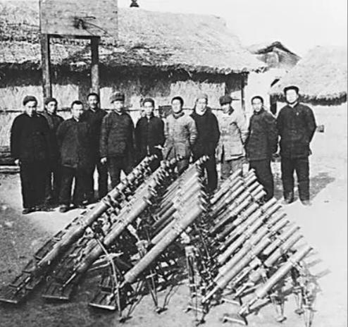 开国上将回故乡,看到警车封路并且隔开群众,怒问:耍什么排场?