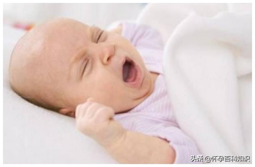 婴儿睡觉哼唧哭使劲憋气怎么回事,宝宝晚上睡觉总哼哼唧唧还蹬腿