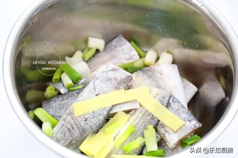 带鱼段油炸的蒸带鱼家常做法,蒸带鱼怎么做好吃又简单家常做法