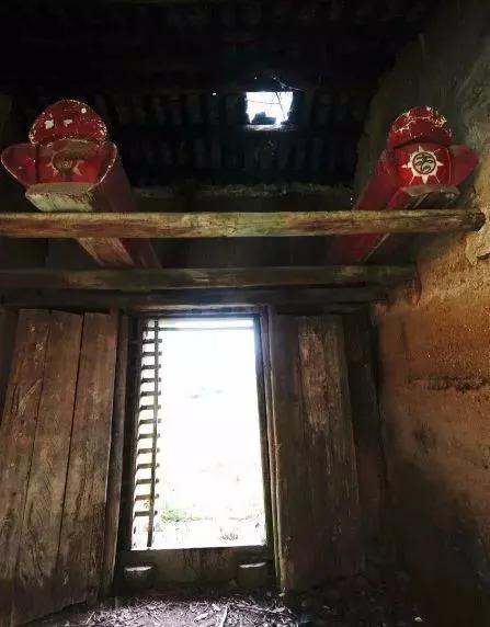 古人放进棺材中为什么钉铁钉,古代人死之后为什么把钱放入棺材