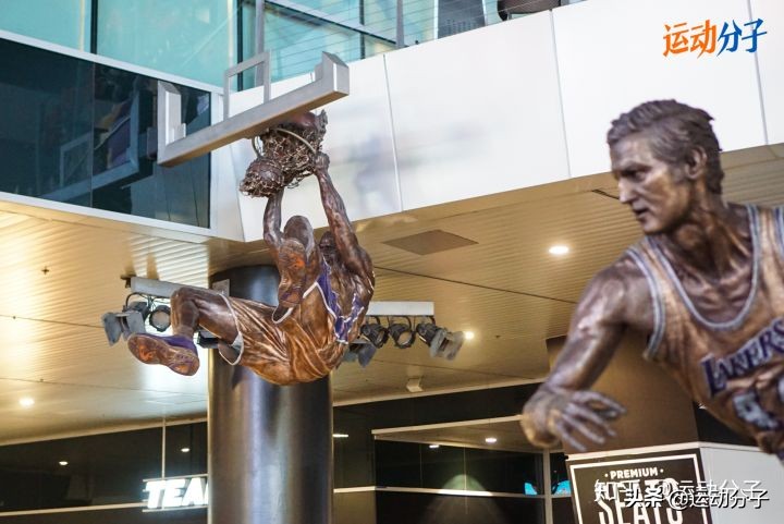 斯台普斯球馆雕像,斯台普斯中心门前的雕像