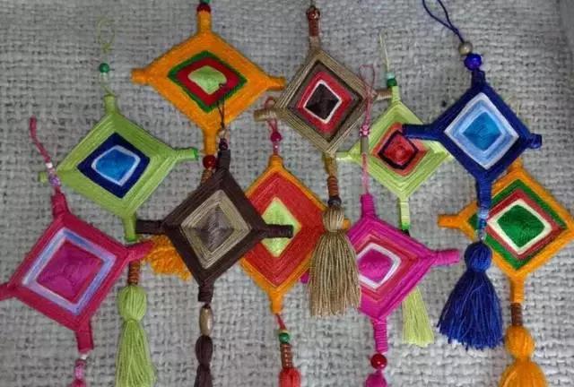 用筷子做出来的手工挂饰,用毛线做最简单的小挂饰