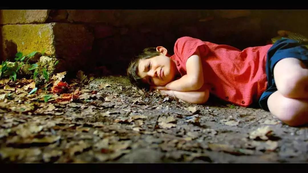 爸爸吻女儿还一起洗澡，这样“畸形”的爱，配称为爱吗？