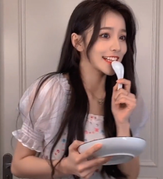 刘思瑶真正脸型,刘思瑶侧脸镜头是怎么摆的