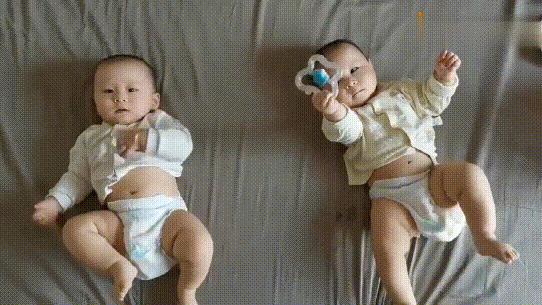 宝宝蹬腿代表翻身吗,宝宝蹬腿的时候听到响声