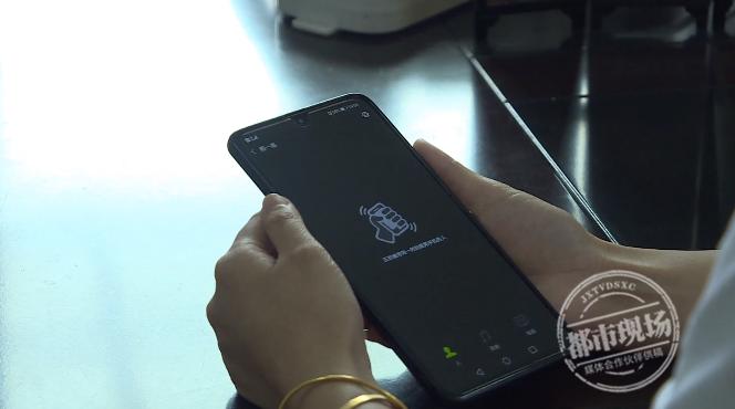 女子朋友圈晒了一张婚礼请柬,结果给自己招来大祸