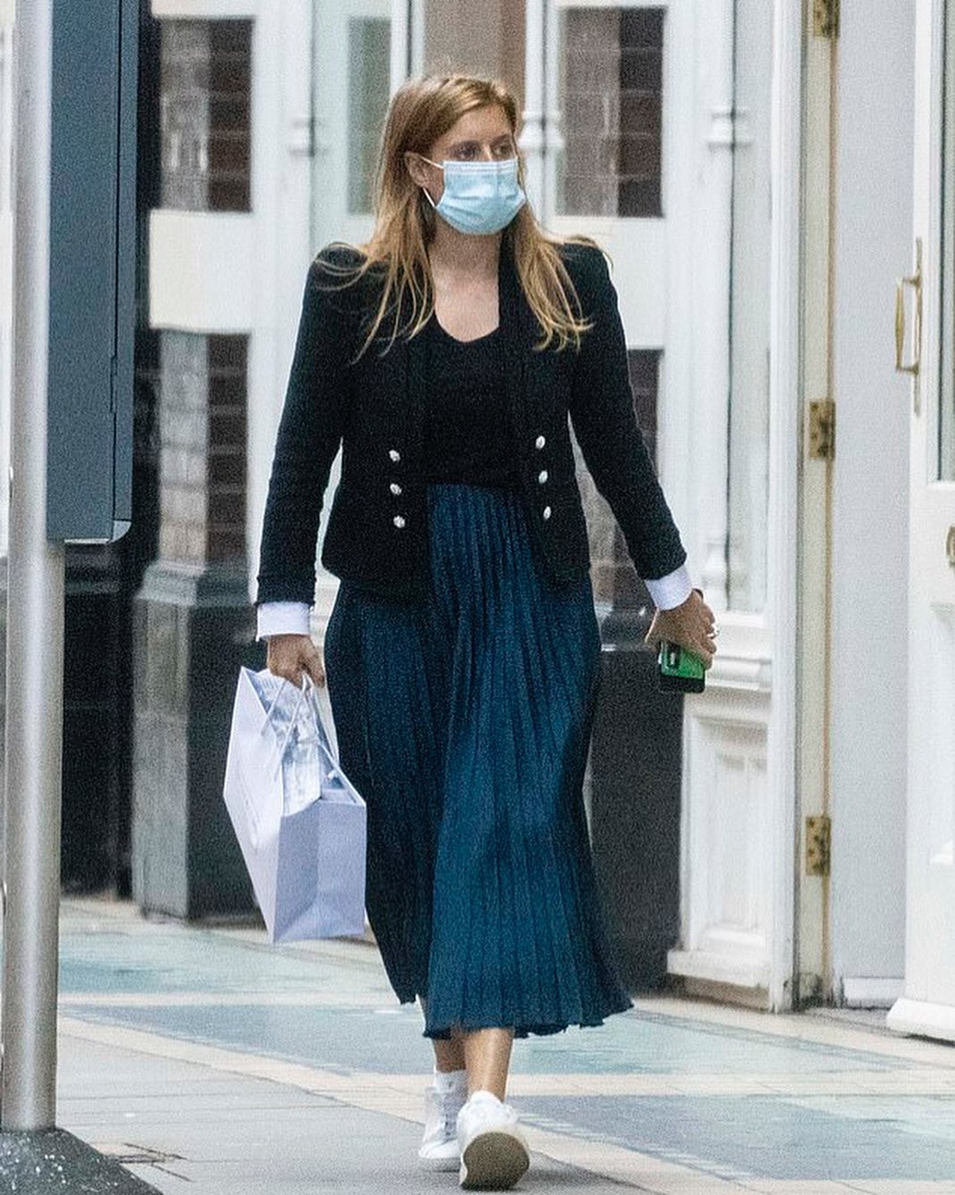 碧翠丝公主外出购物衣品见长,黑西装很有型,借百褶裙巧妙遮孕肚