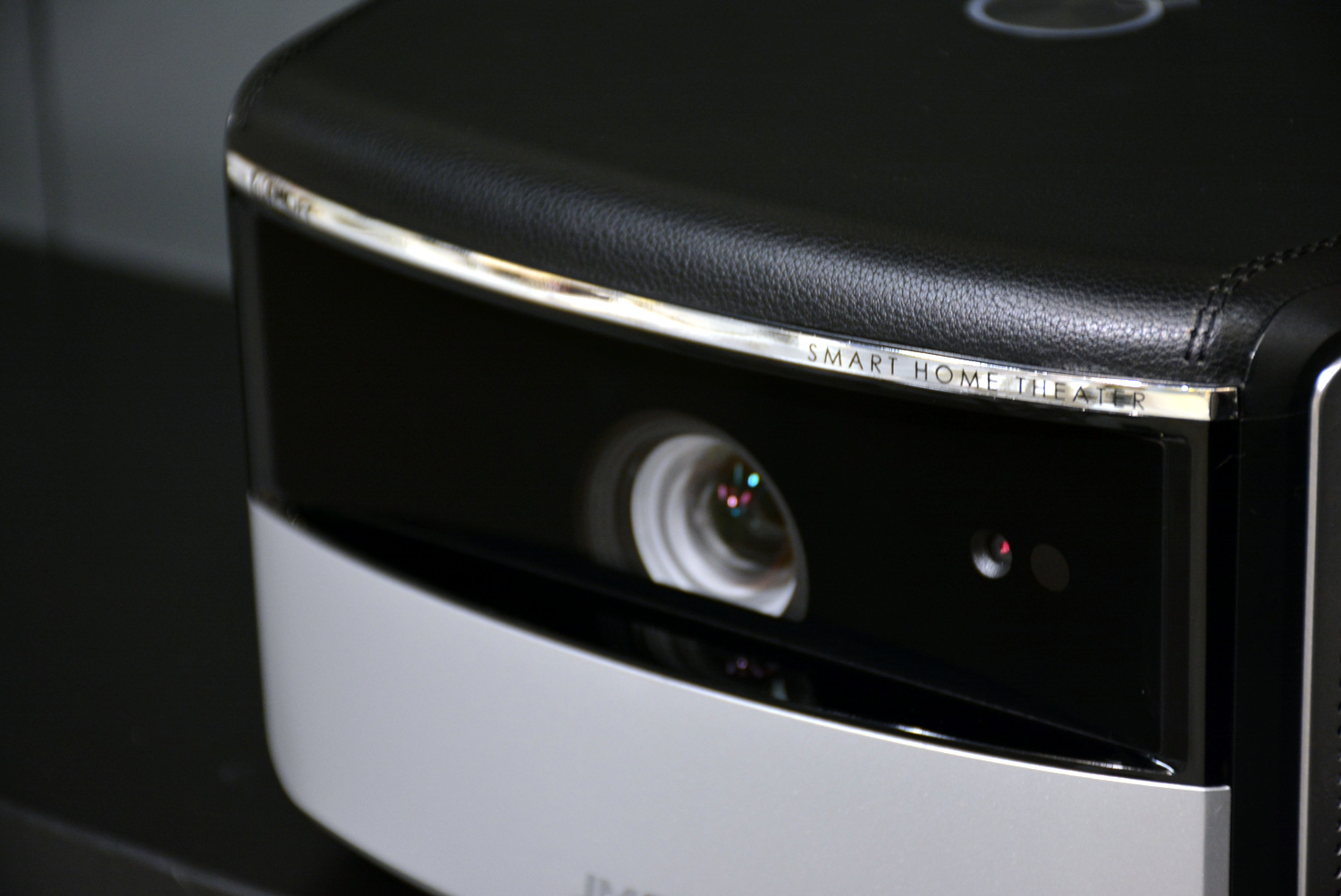 坚果4k超高清投影仪,坚果j10和当贝x3投影哪个好