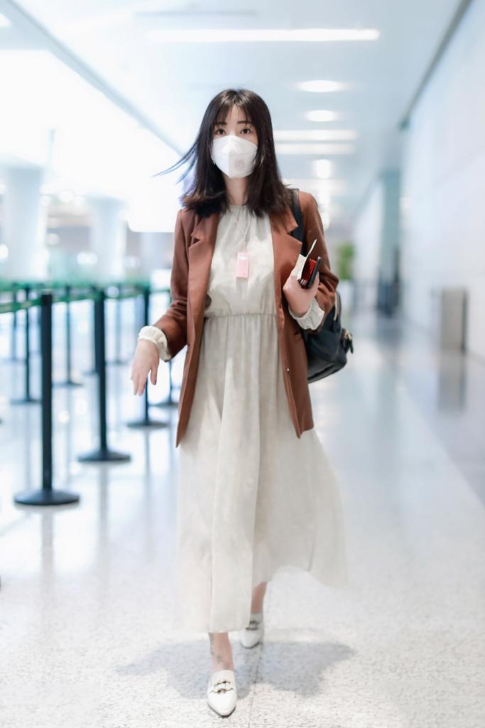 杨幂小白鞋穿搭新中式,杨幂同款流行板鞋搭配图