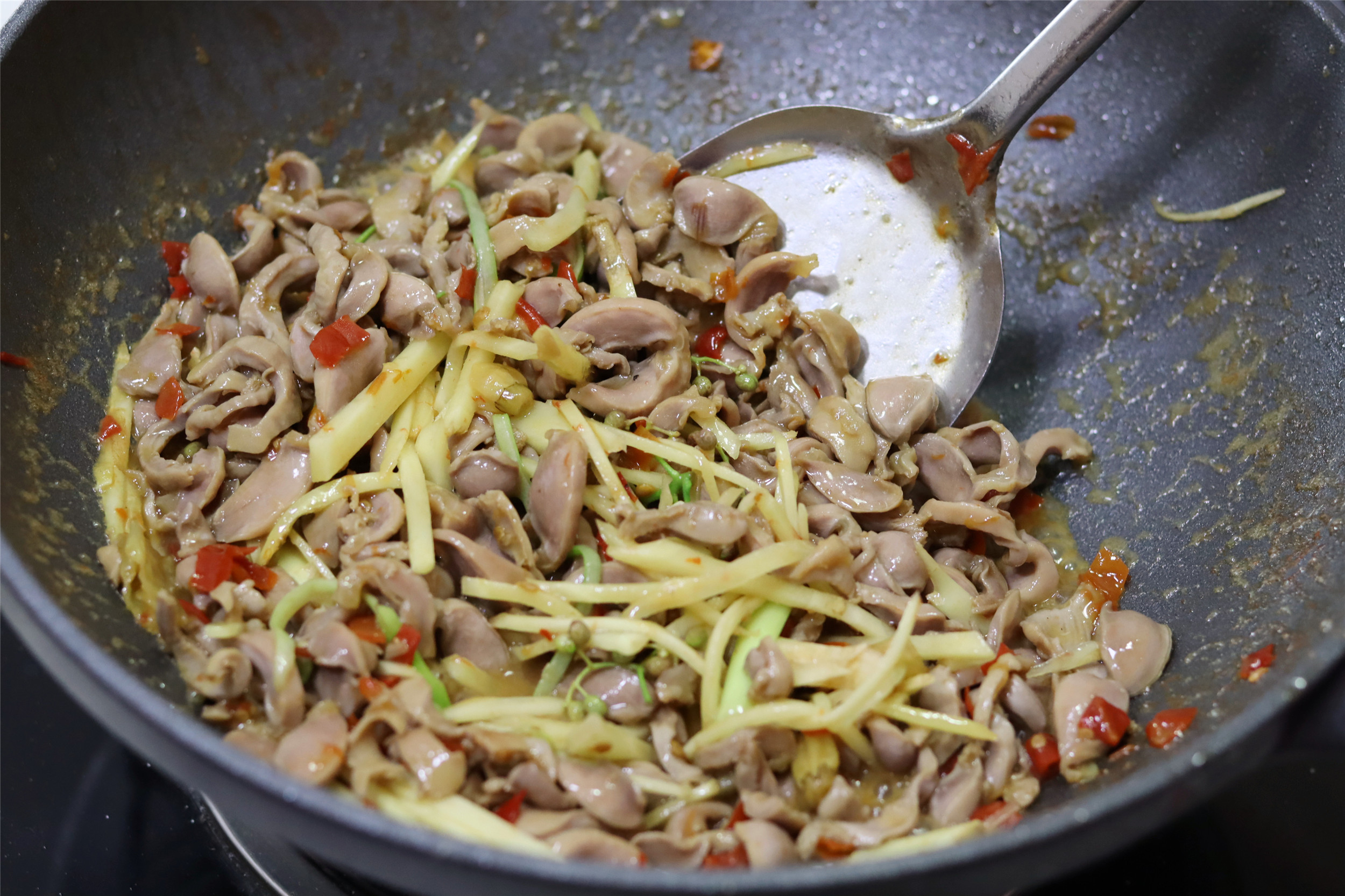 仔姜泡椒炒鸡胗,鸡胗跟什么炒都好吃