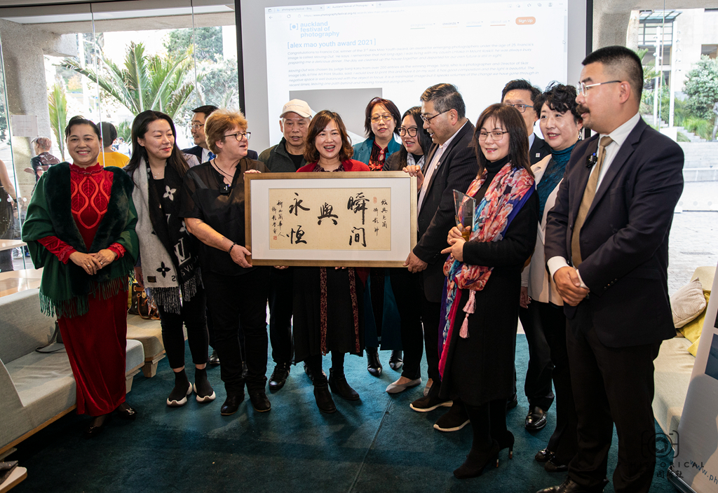 他获得了三等奖英文,他获得了很多奖项的英语