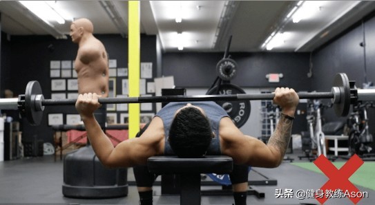 杠铃卧推右肩膀痛恢复后使不上劲,杠铃卧推肩膀容易酸得不行