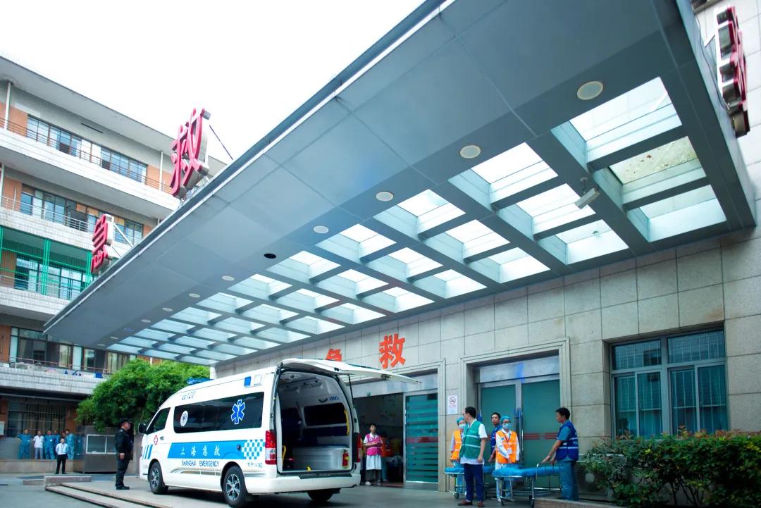 男子硫酸烧伤事故,警察被强硫酸严重烧伤