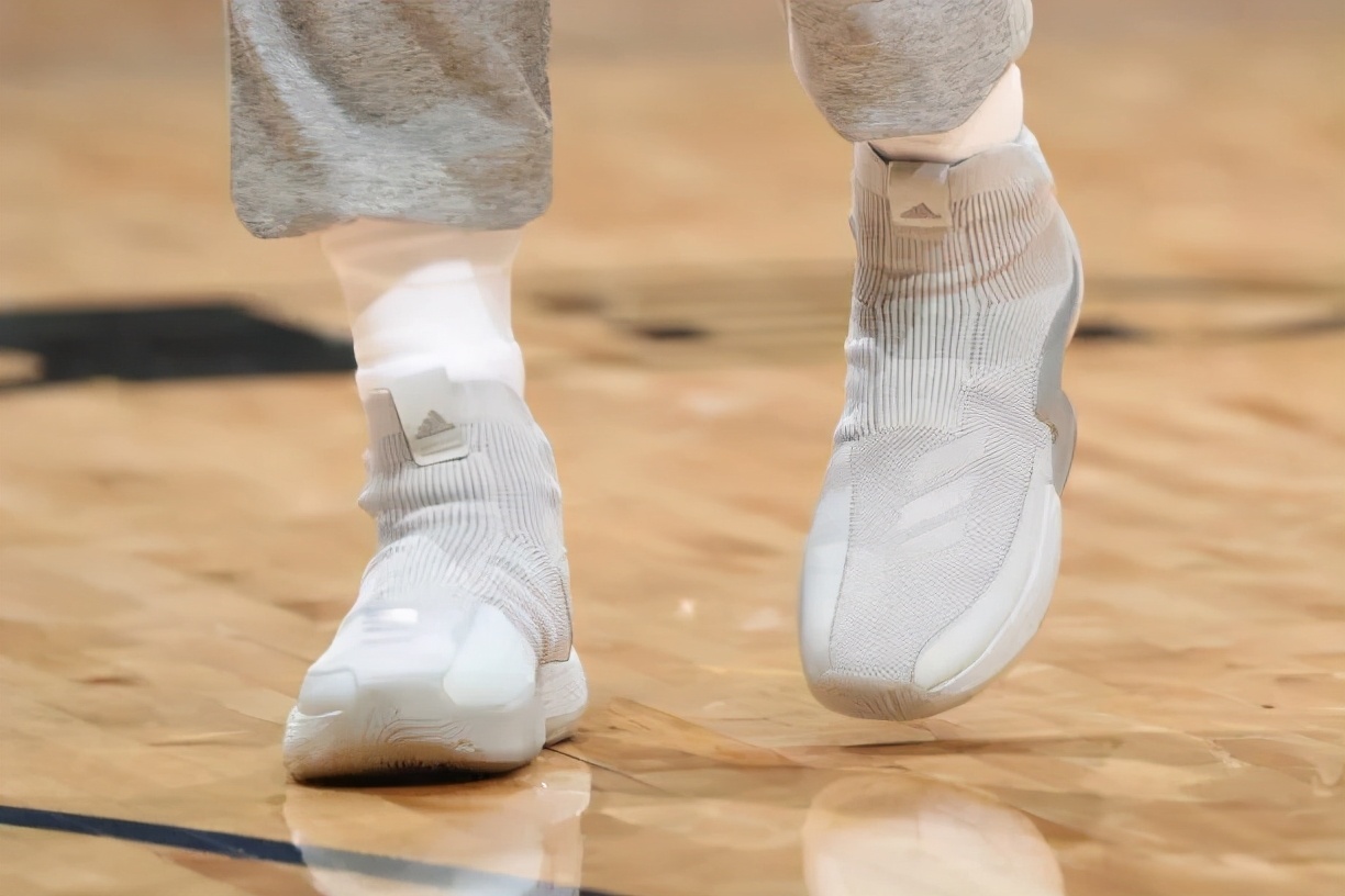 莫兰特上脚kobe4橙色,莫兰特上脚过的kobe球鞋