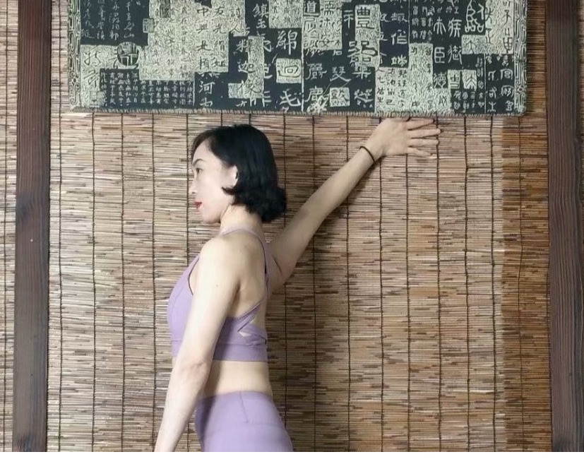 瑜伽7个体式助你更易开肩,瑜伽牛面坐辅助手法