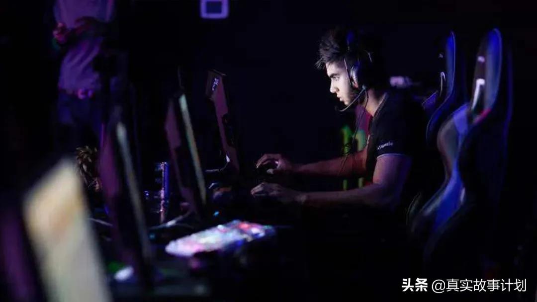 在游戏里氪金的年轻人:当英雄,需要几个648?