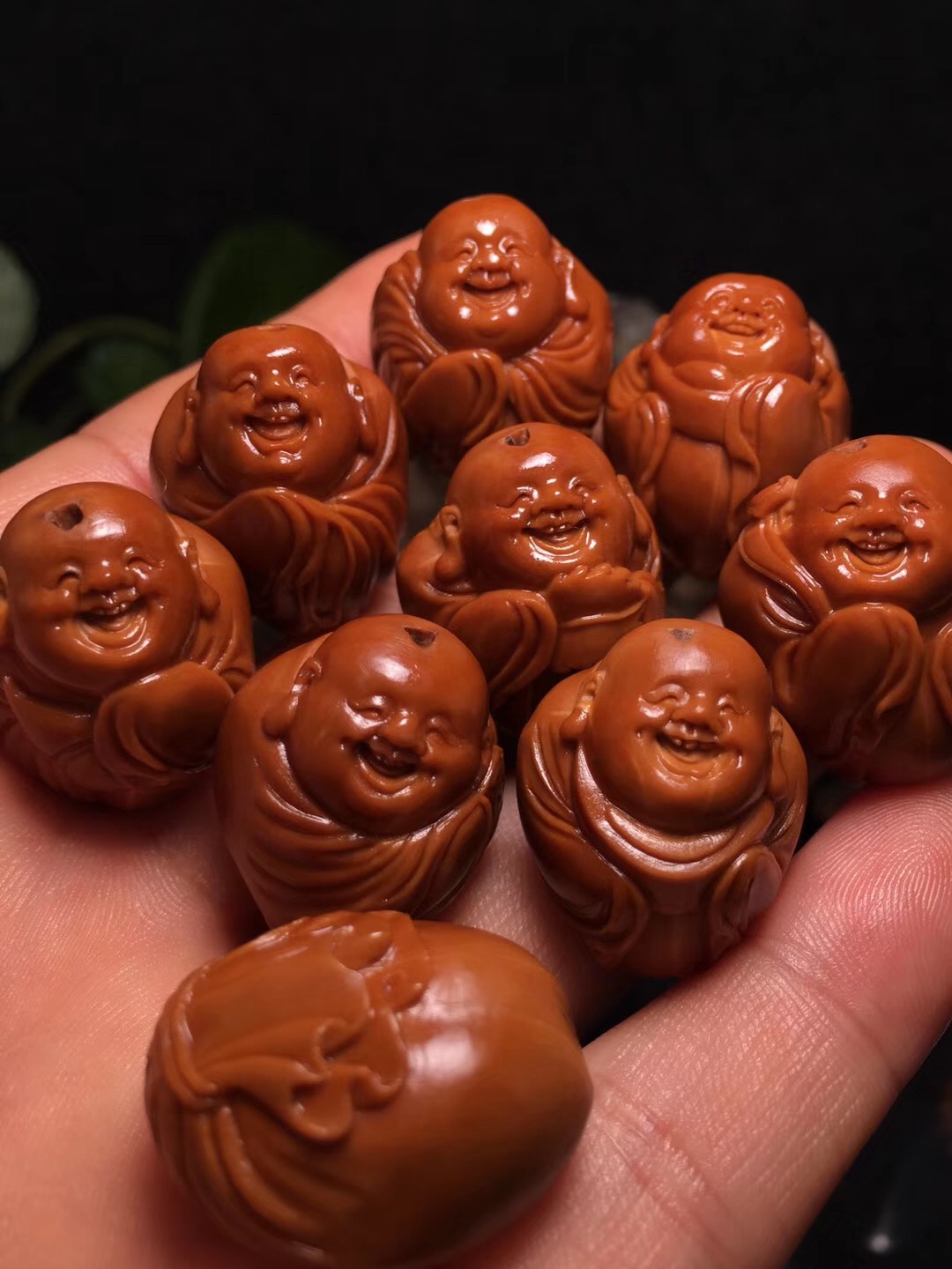 橄榄核雕手串上油盘还是干盘好看,玩文玩橄榄核雕要注意这三点