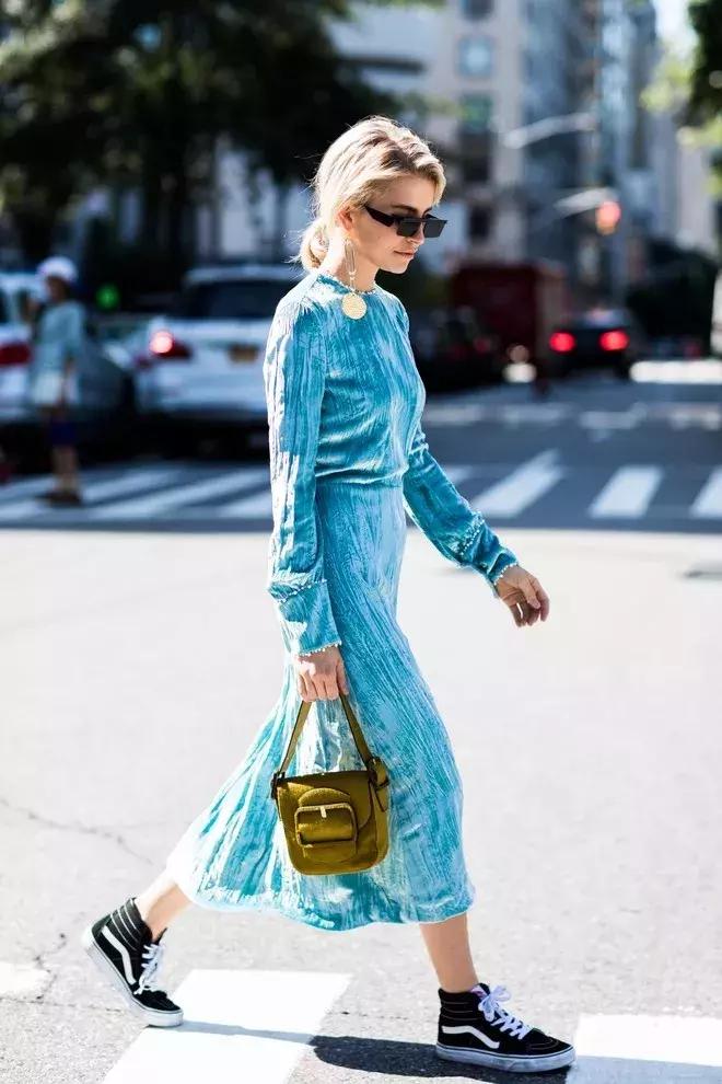 天气回暖怎么穿?裙子+运动鞋是时尚人群中热度最高的搭配法则