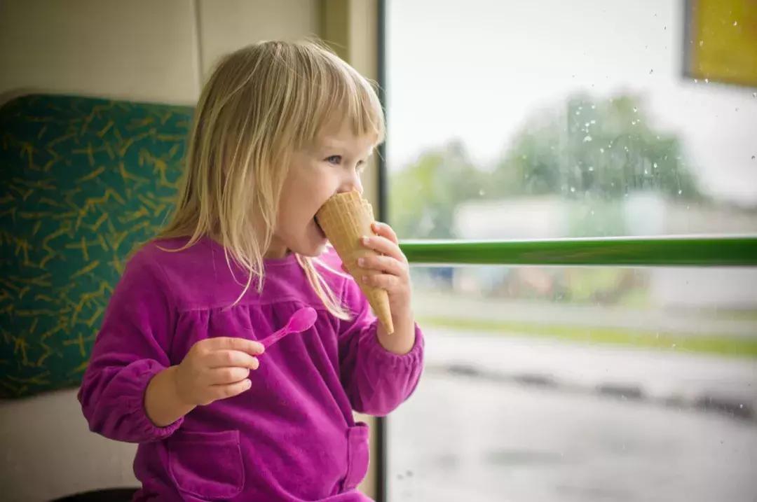 宝宝耍小脾气一直哭怎么办,宝宝在公共场合哭闹耍赖怎么办