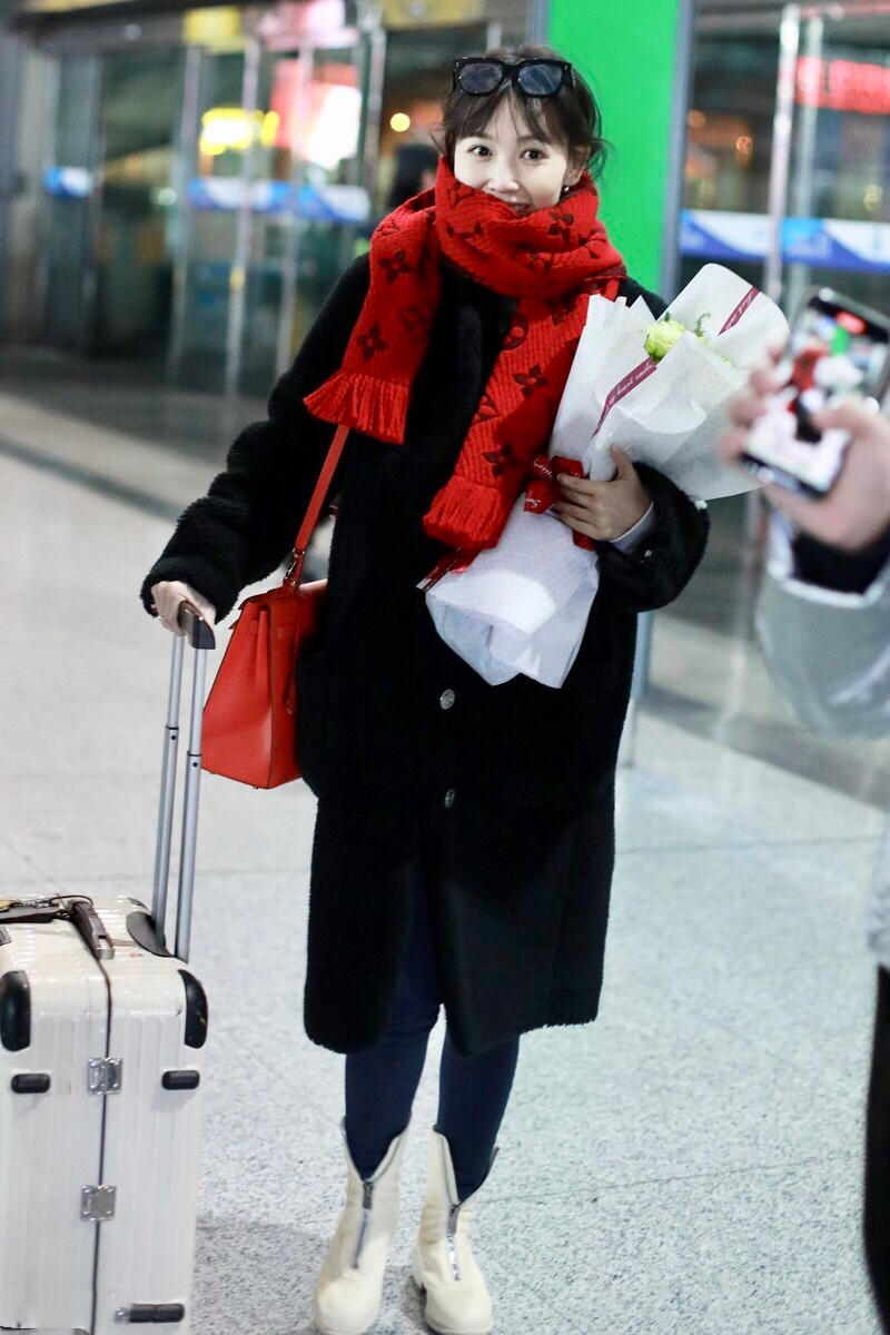 马蓉lv,马蓉现身机场穿的黑大衣红围巾