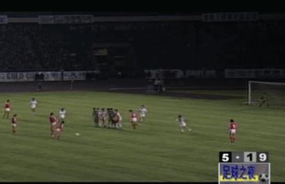 18年巴西球迷扔杂物砸大巴,前国脚曝16年前花20万能进国足