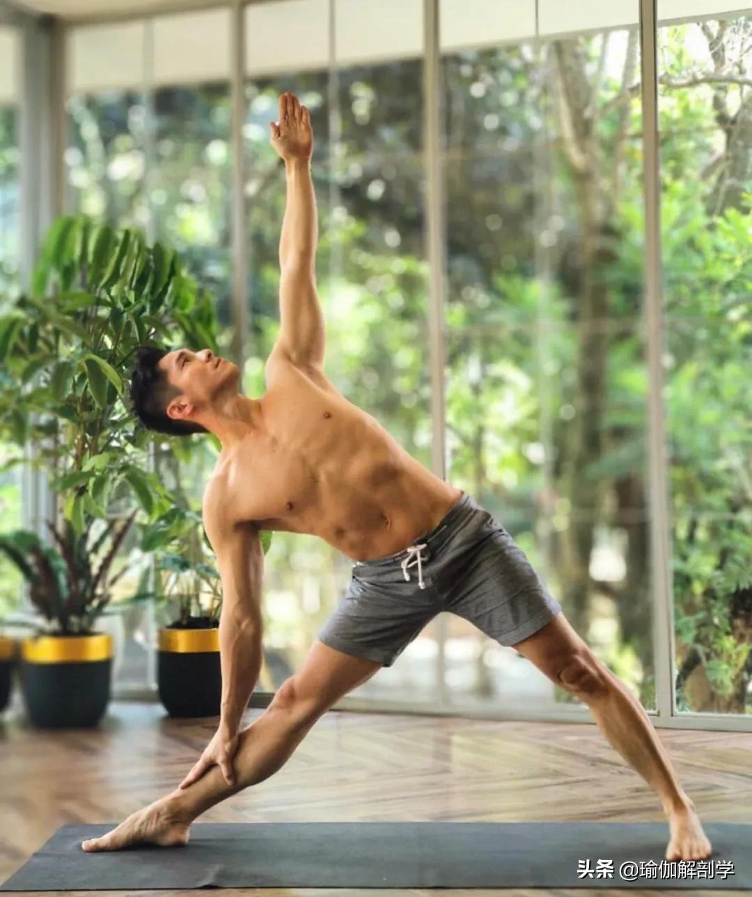 自律练瑜伽的男士,坚持练习瑜伽的男人刚柔并济