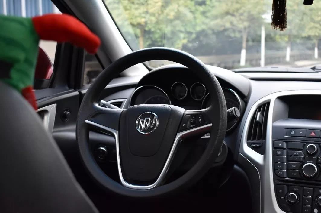 别克英朗xt1.6t高清图片,帅气的呆头鹅