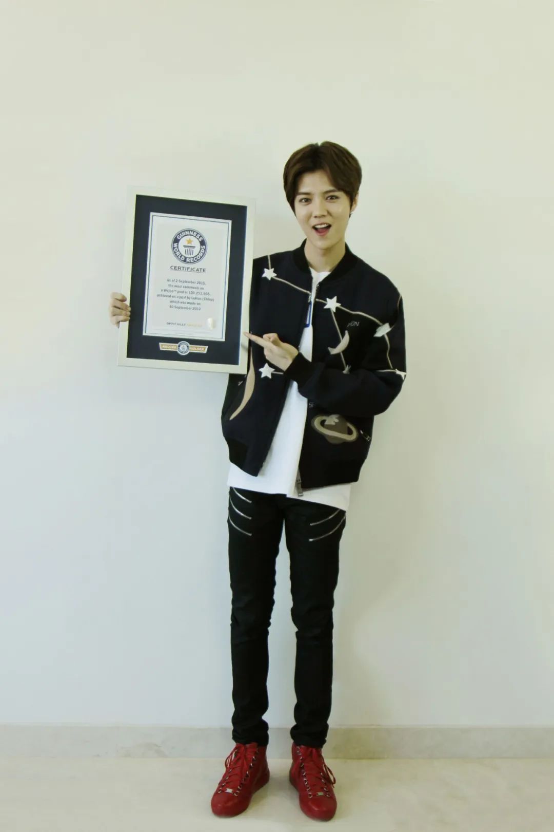 为拿不到偶像签名照而苦恼？看鹿晗、王一博上演教科书式的追星