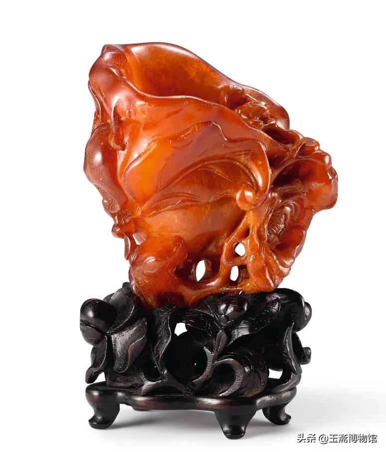 清乾隆时期琥珀蜜蜡雕刻摆件 (乾隆时期的琥珀鼻烟壶价值多少钱)