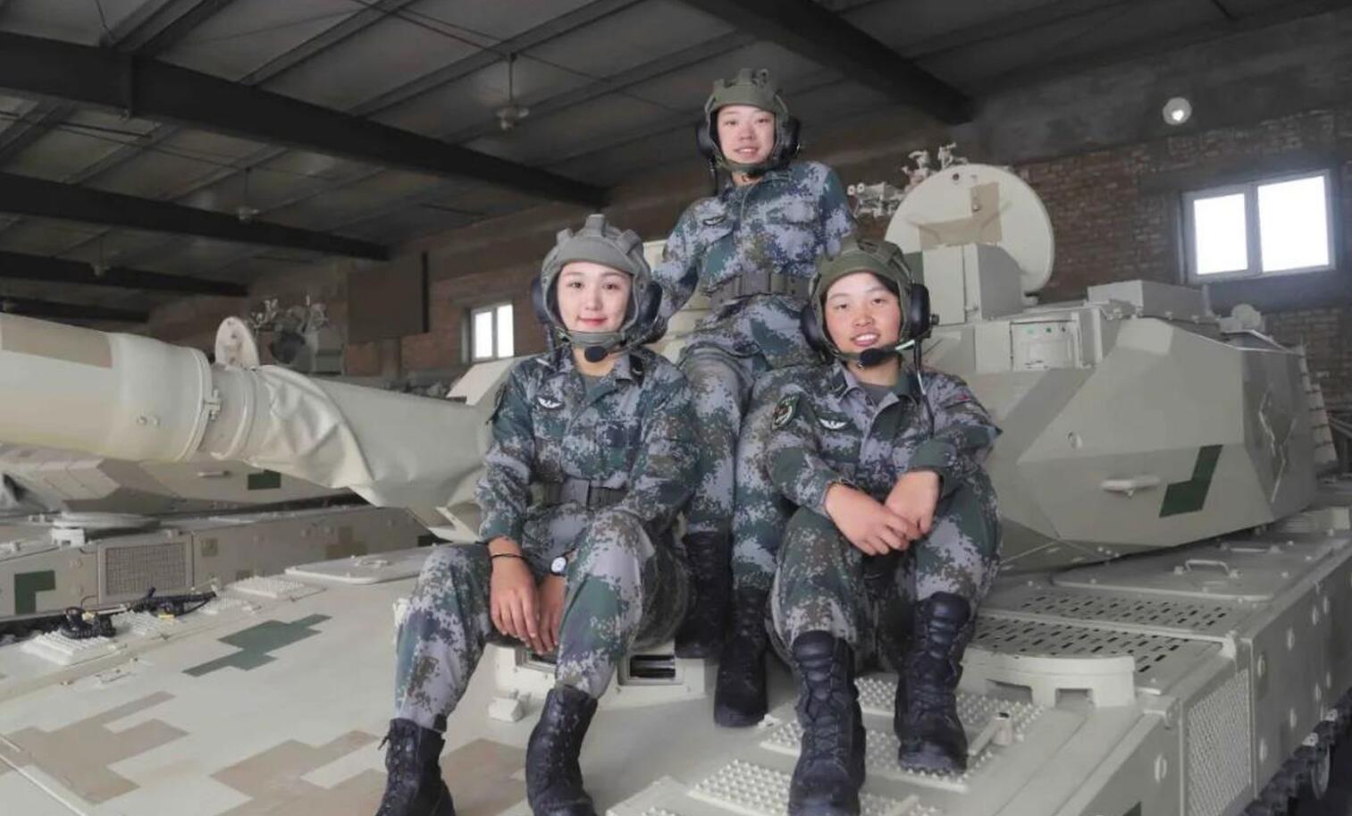 中国女兵方队大集结,我军新型装甲车装备高原