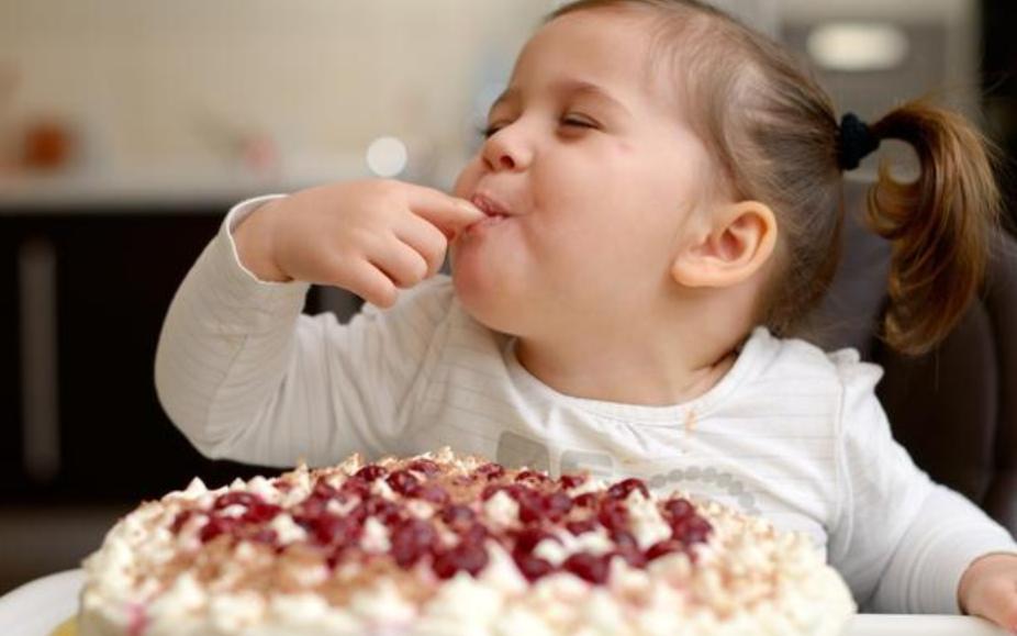 孩子只吃零食不吃饭的危害,孩子只爱吃零食家长该如何纠正