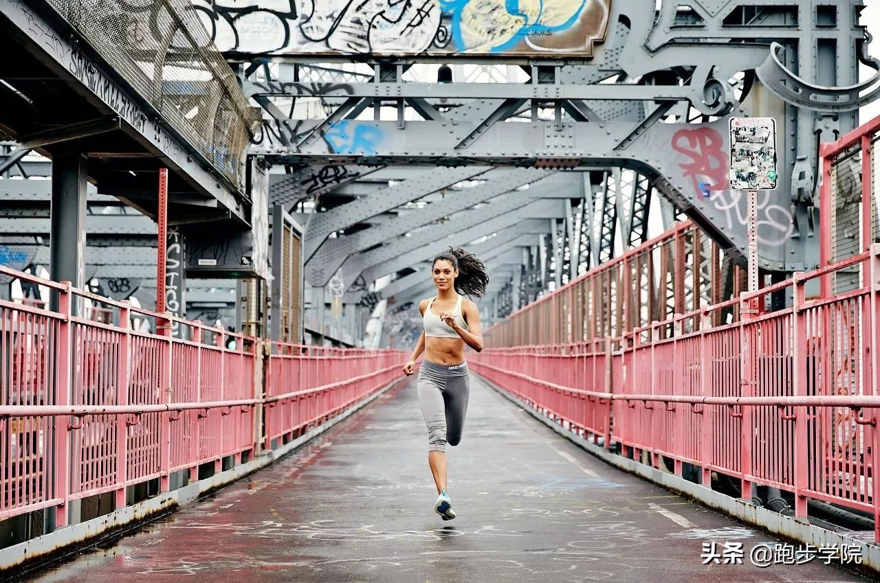 早上晨跑是空腹跑还是不空腹跑,空腹晨跑和空腹夜跑燃脂效果更好
