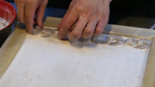 28岁小伙开店卖肠粉,摆摊卖肠粉一天300个月赚多少钱