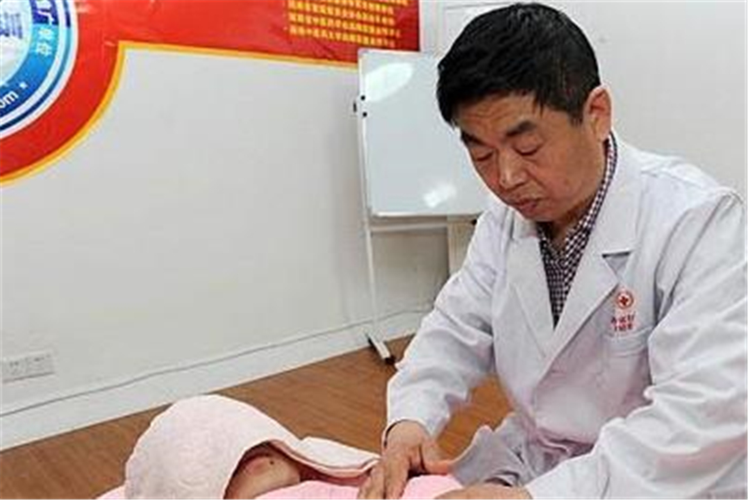 催乳师成高薪行业，男技师受追捧，过来人：为了哺乳，可接受