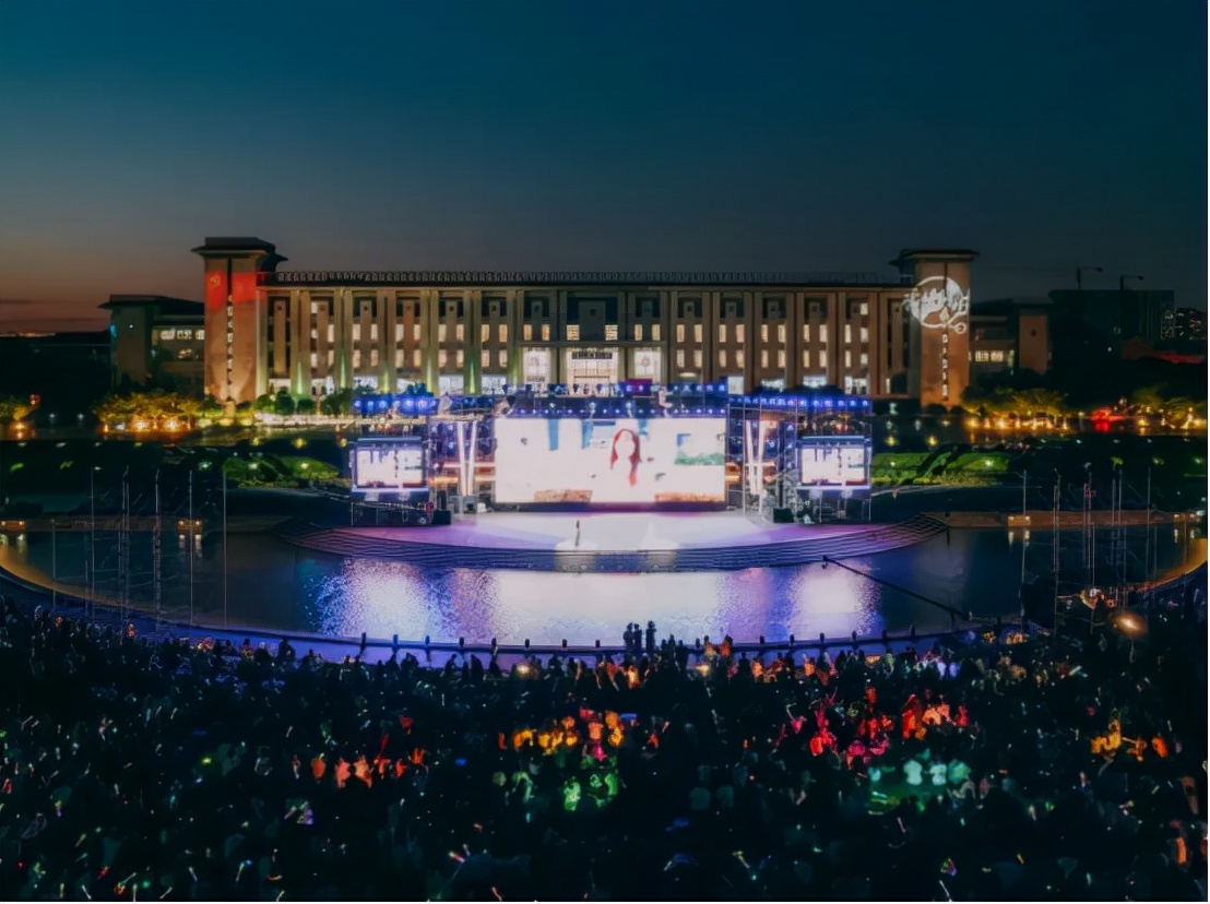 这所“魔法学校”火了!百年底蕴加持,走出200余位院士、多部影视剧来取景