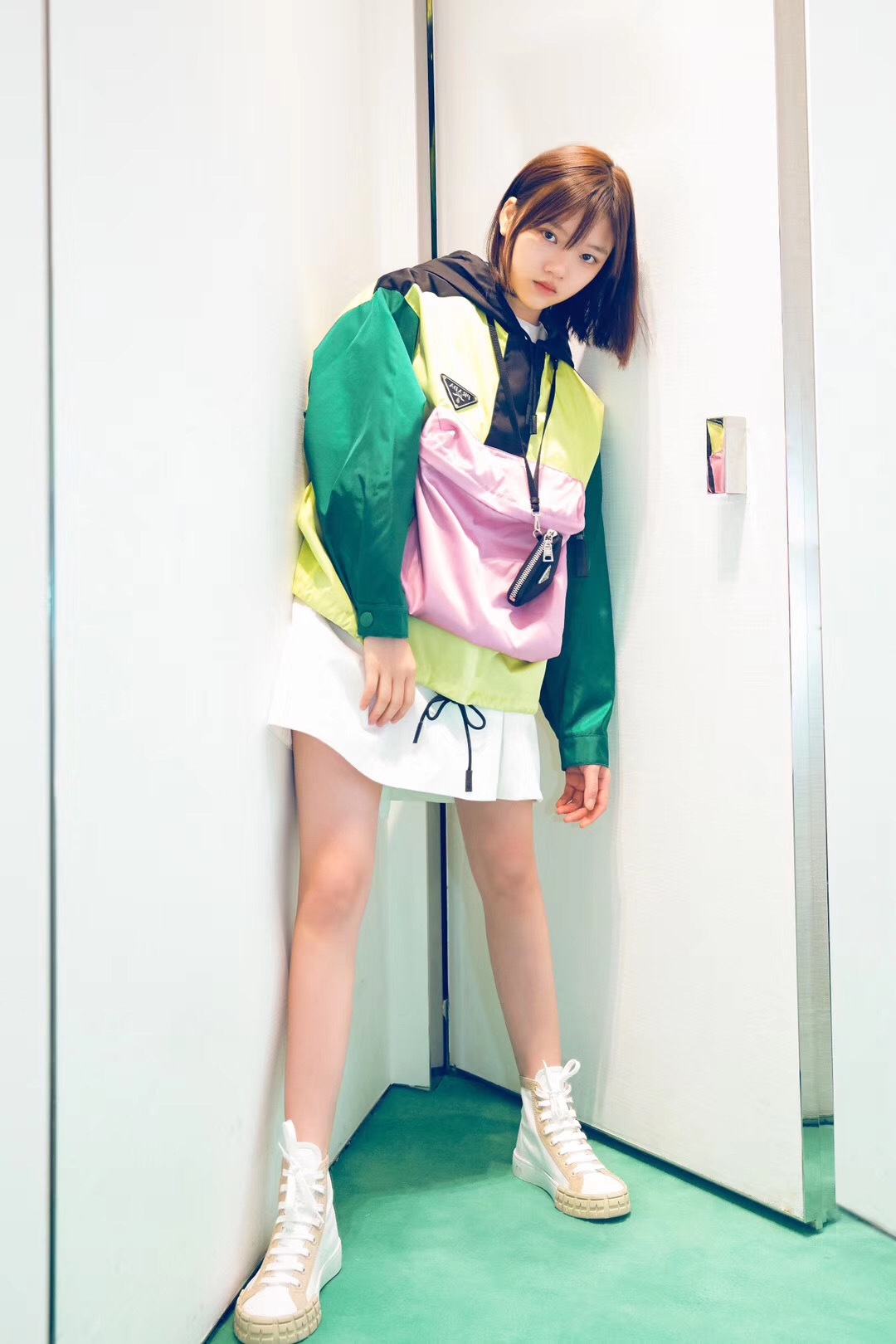 这时尚表现力绝了，任敏黑色上衣搭配粉色长裤，坚毅眼神格外吸睛