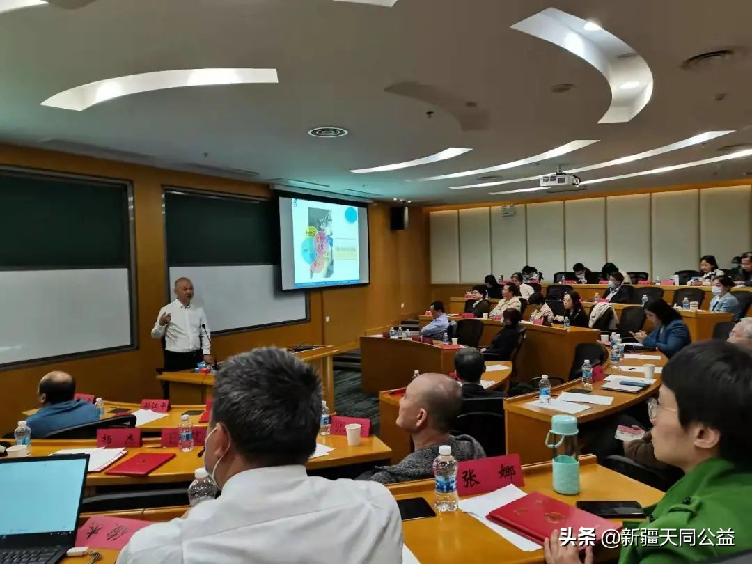 艾滋病是一片深海，我愿做一名潜水者