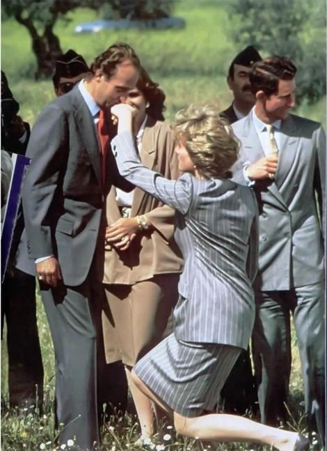 豢养1500位*妇情**，私生子遍布全国，晚年被迫*亡流**海外的西班牙国王