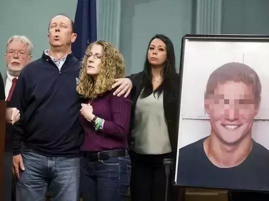 殴打，强迫灌酒吸*麻大**，美国大学兄弟会又陷霸凌丑闻