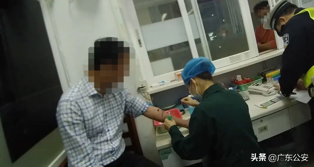 太疯狂男子醉驾冲卡险些撞到民警,男子醉驾强行冲卡致5人受伤