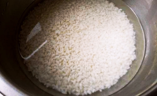 孩子们都喜欢吃粽子，外面的不卫生，就学做煮了一锅，还相当不错