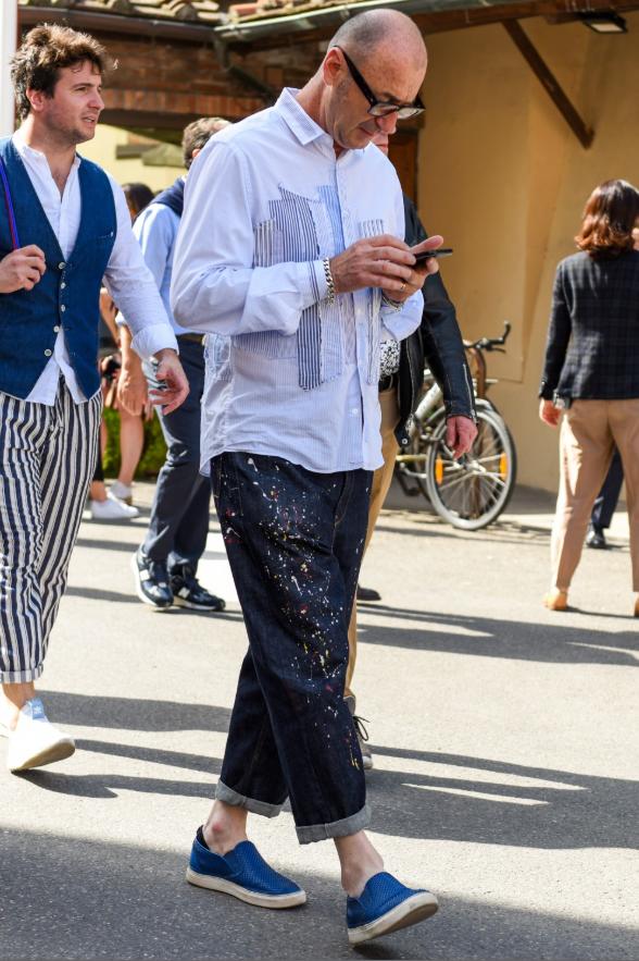 男白色衬衫搭配印花牛仔裤合适吗,男生黑色衬衫配什么颜色的牛仔裤